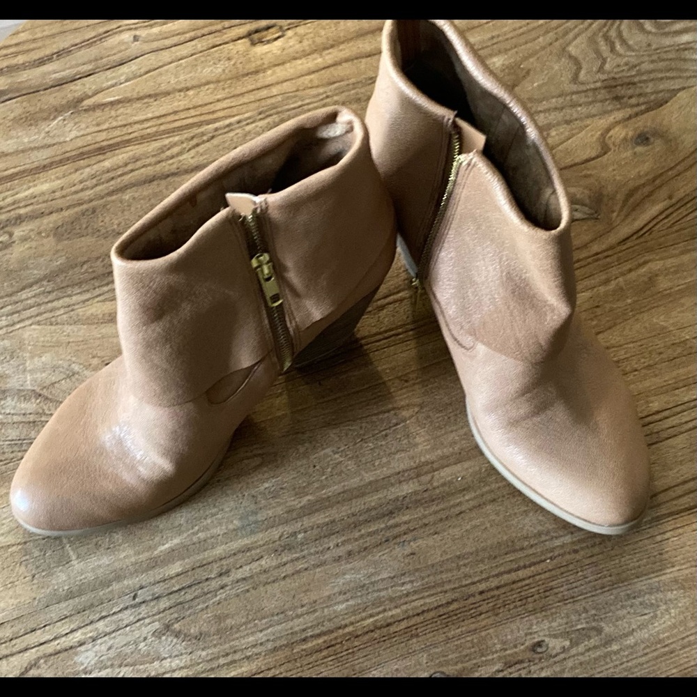 Leather Nine West Carmel color boot. Side zipper.